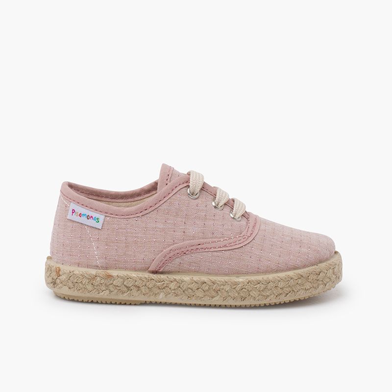 Turnschuhe mit Jutesohle und glänzenden Punkten