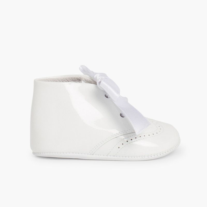 Babyschalenbezüge aus Lackleder mit Satinband