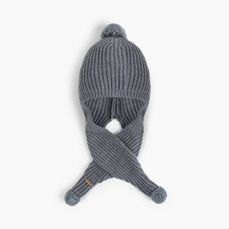 Mütze mit Schal und Pompons