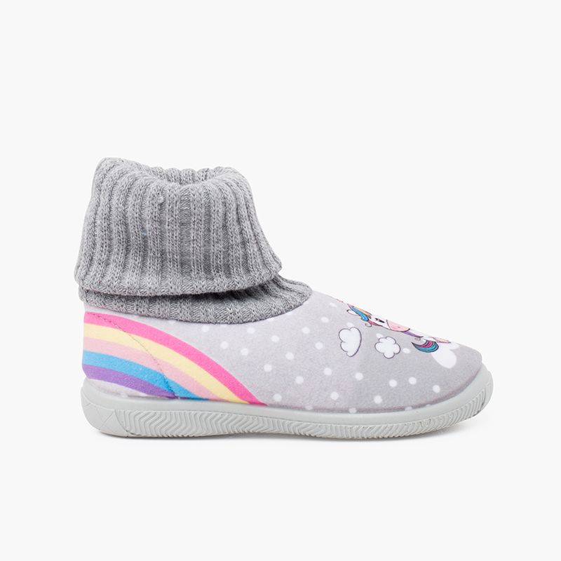 Hausschuhe mit Sockenkäppchen und Einhornmotiv