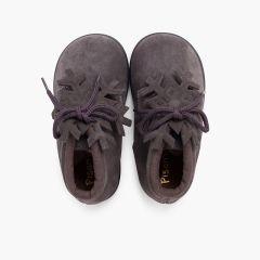 Wildlederstiefeletten mit Schnürsenkeln und Schneeflockenapplikation Grau