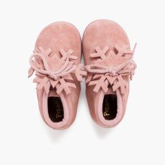 Wildlederstiefeletten mit Schnürsenkeln und Schneeflockenapplikation Rosa