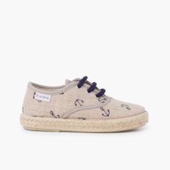 Sportschuhe mit bunten Schnürsenkeln Marineblau