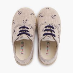 Sportschuhe mit bunten Schnürsenkeln Marineblau