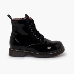 Stiefel mit Schnürsenkeln aus Samt im Lacklederstil Schwarz