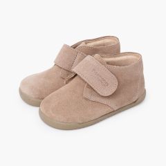Barfuß-Sportschuhe mit weißer Sohle Sand