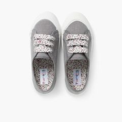Stoff Turnschuhe mit Gummispitze und Schnürsenkeln Grau