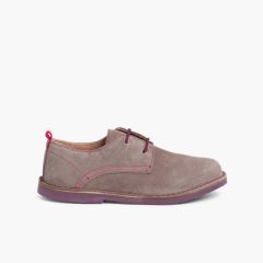 Blucherschuhe aus Wildleder mit farbiger Sohle und Schnürsenkeln Grau