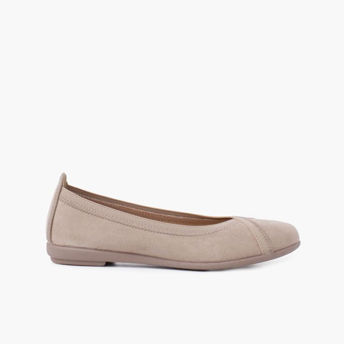 Ballerinas mit sichtbarem Stich und gekreuztem Elastikband