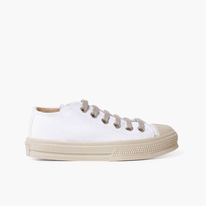 Weiße Sneakers mit farbiger Spitze und Schnürsenkeln