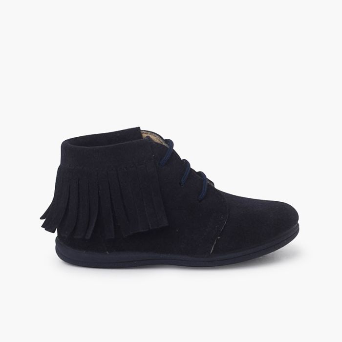 Stiefel mit Fransen und Schnürsenkeln für erste Schritte
