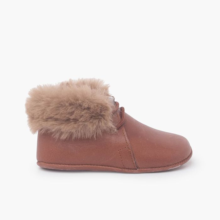 Babyschuhe mit Schnürsenkeln und haarigem Hals