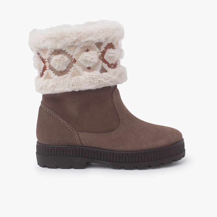 Geometrisch verzierte Stiefel mit Haarausschnitt
