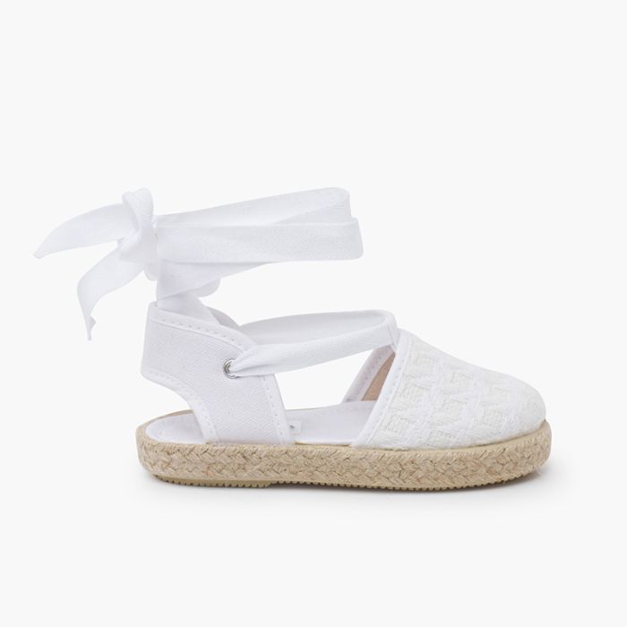 Espadrilles mit geflochtenem Effekt und Bändern