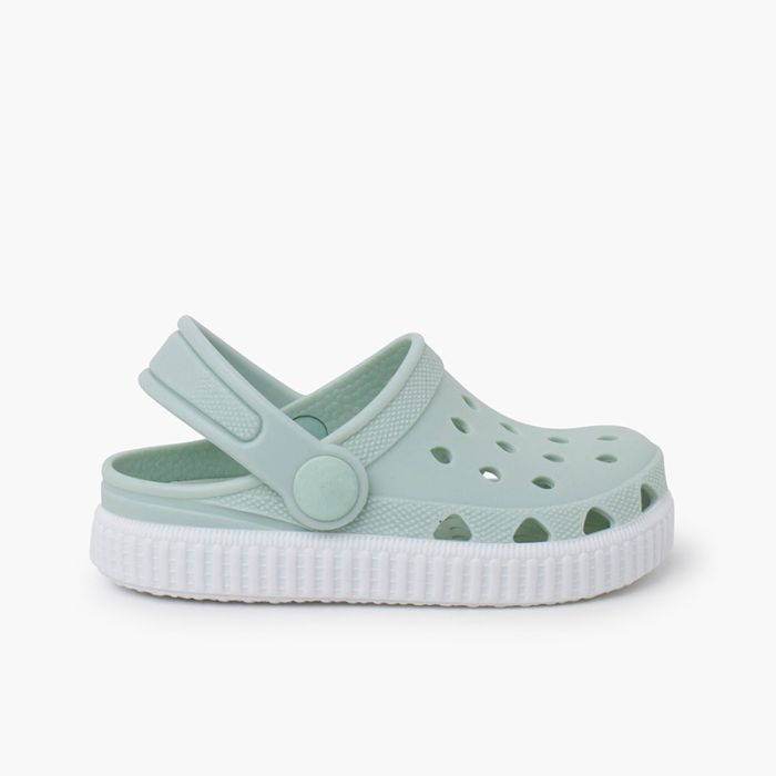 Gummiclogs im Sneaker-Stil