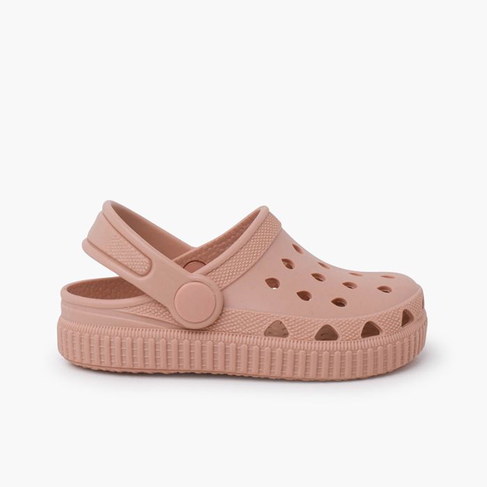 Gummiclogs im Sneaker-Stil mit farbiger Sohle