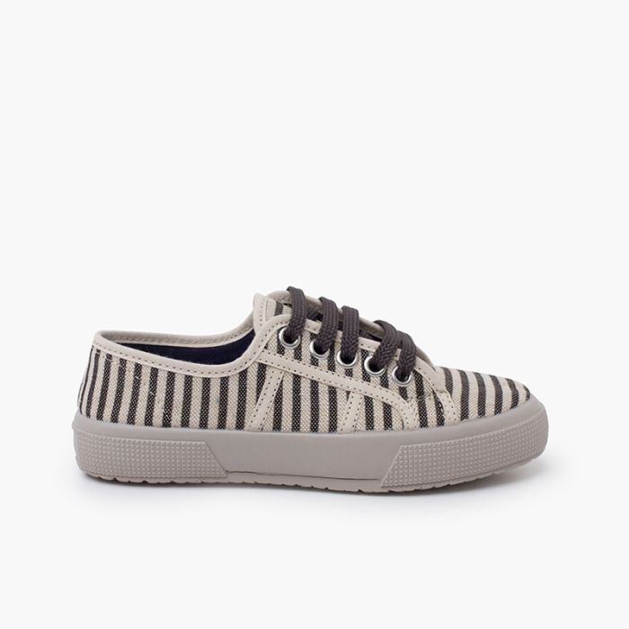Sneakers mit Streifen und breiter Sohle