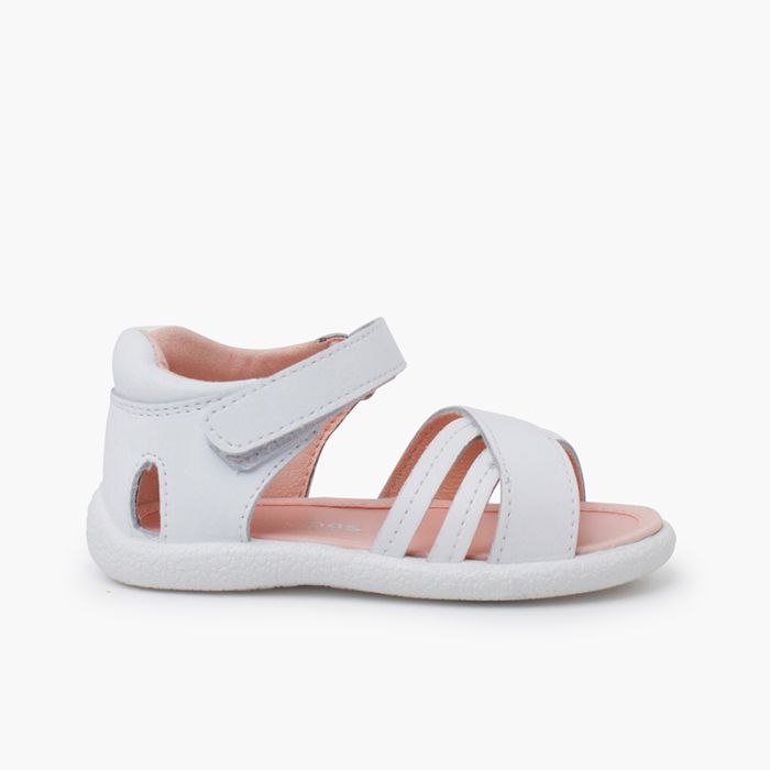 Erstsandalen mit gekreuzten Riemen