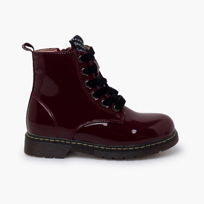 Stiefel mit Schnürsenkeln aus Samt im Lacklederstil