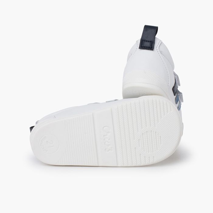 Sneaker mit seitlichen Streifen