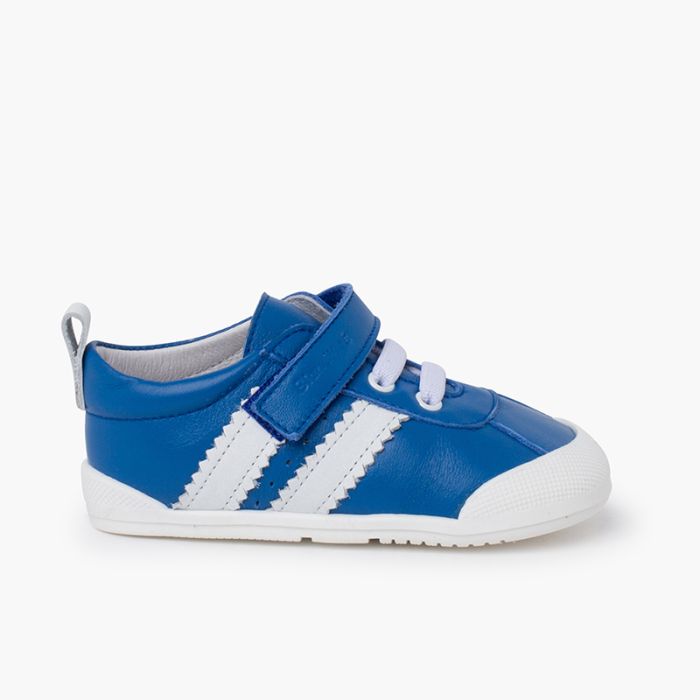 Sneaker mit weißen Streifen und Klettverschluss