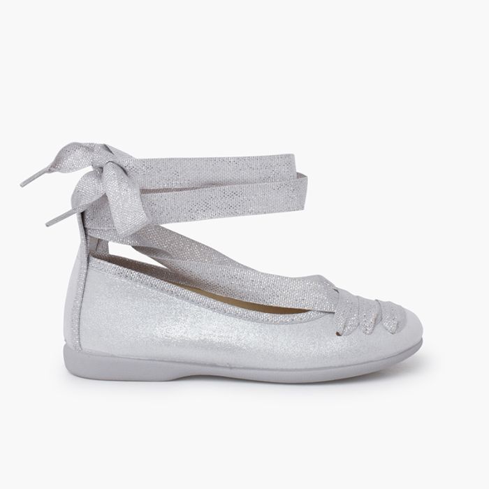 Ballerinas mit leuchtenden Bändern