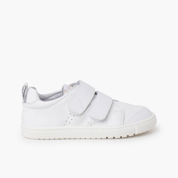 Sneaker mit seitlichen Bändern in großen Größen