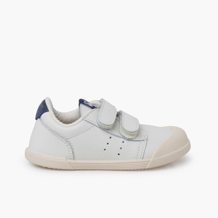 Leder-Sneaker im Tennis-Stil barfuß
