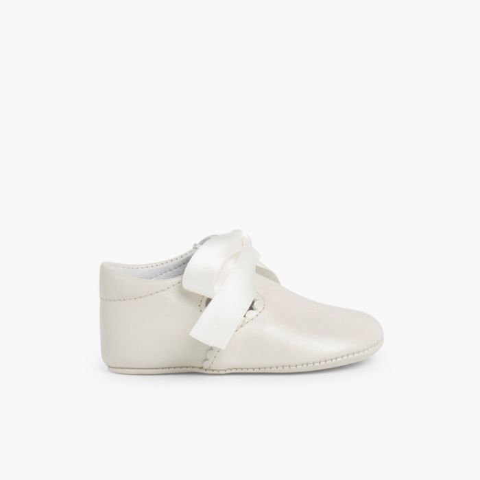 Klassische Babyschuhe aus Leder Taufe
