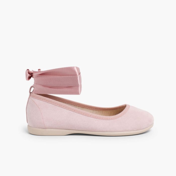 Ballerinas mit Satinbändern und Knöchelriemchen