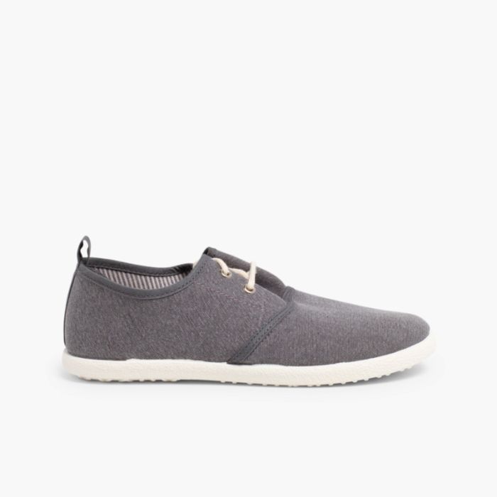 Blucherschuhe mit Schnürsenkeln und Gummisohle