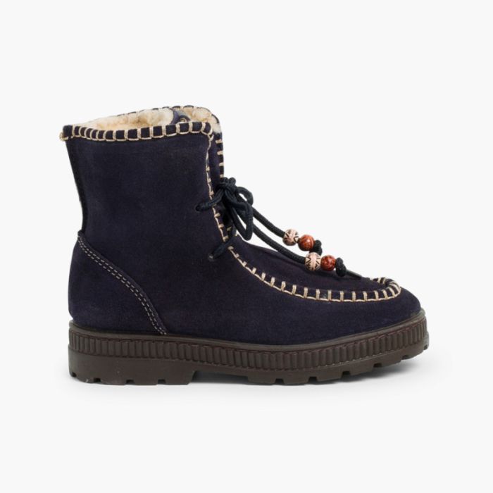 Wildlederstiefel mit Ornamenten und Winterfutter