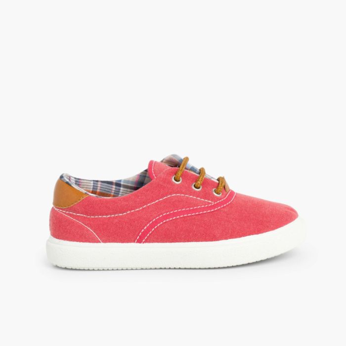 Turnschuhe mit Kontrast aus Leinen und Schnürsenkeln