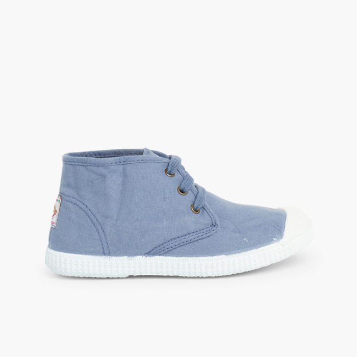 Sneakers im Segeltuchstil mit Schnürsenkeln