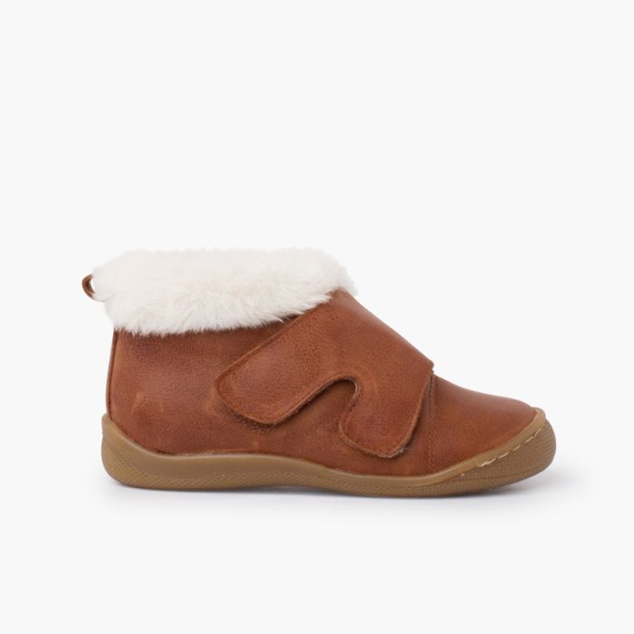 Lederstiefel mit breitem Riemen und Pelzkragen