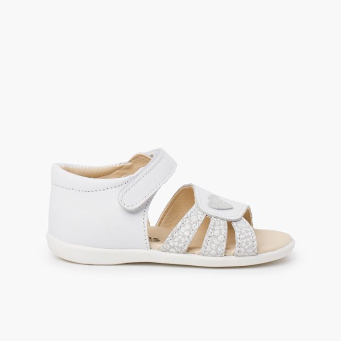 Sandalen aus Leder für Mädchen mit Herzmotiv für die ersten Schritte