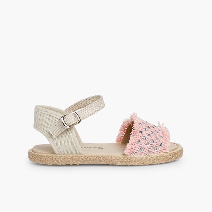 Sandalen, Fransen und glänzende Riemen