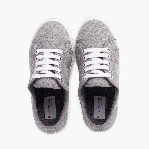Sportschuhe aus organischer Strickware Grau